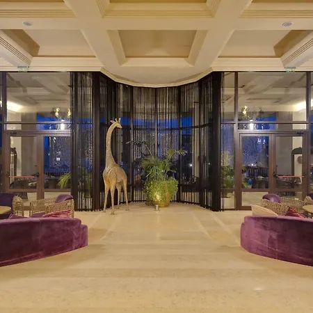 Private Apart In Royal *